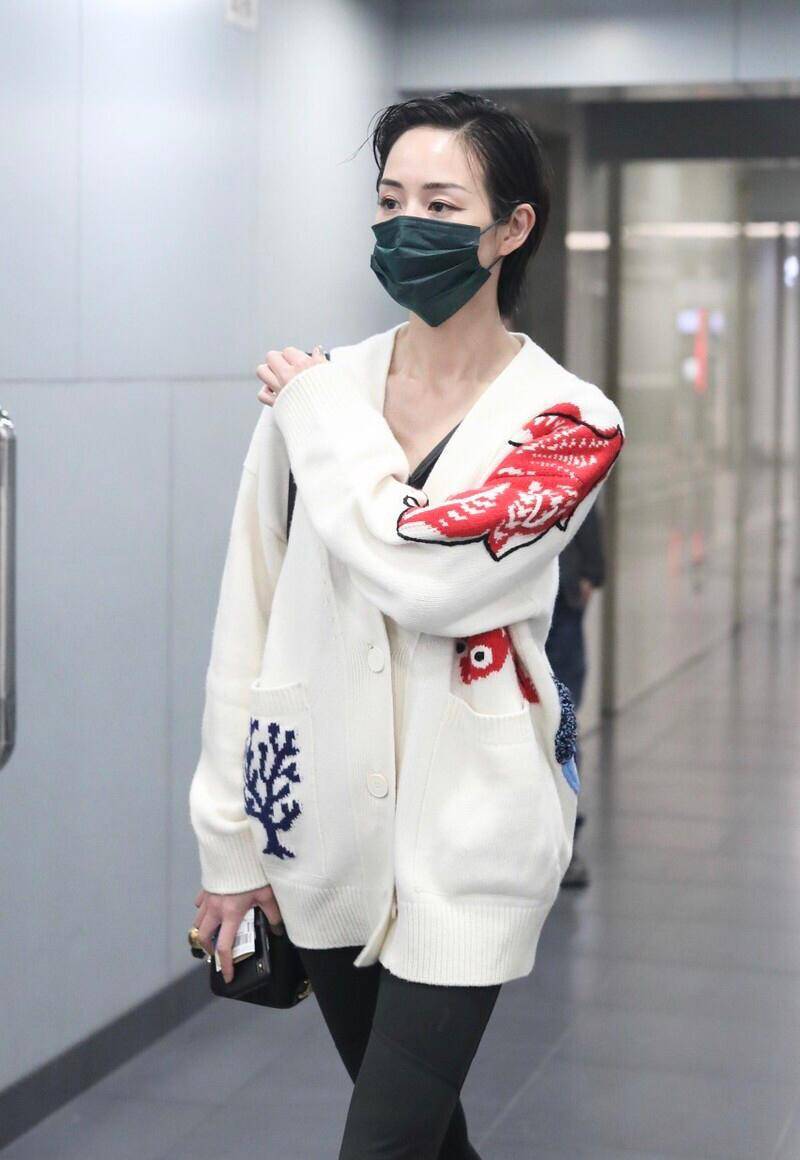 显示|张钧甯厉害了！针织衫搭紧身黑色打底裤，配上黑色马丁靴太帅气了