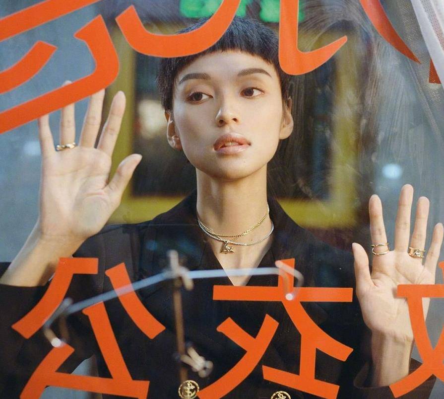 服装|“梅艳芳”扮演者最新港风大片来袭,厚嘴唇的状态,真挺有韵味的