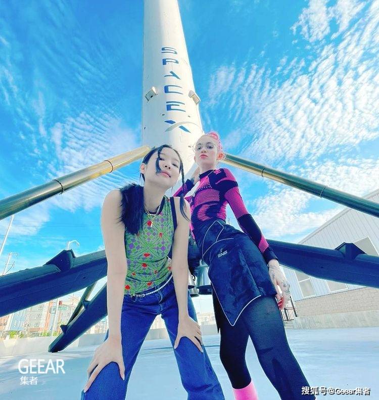 Jennie与歌手Grimes的合照，身后竟是SpaceX火箭！