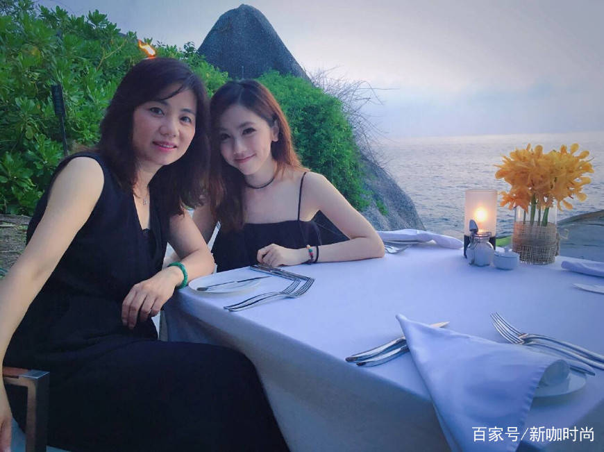 好身材|邓紫棋近照曝光，与妈妈庆祝27岁生日，母女同框似姐妹！