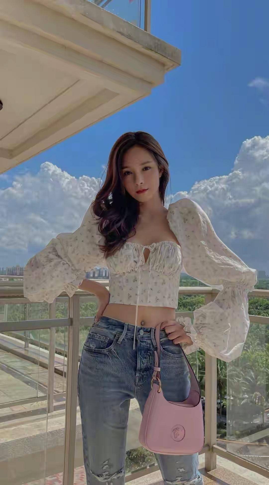 自拍|沈梦辰背辱华品牌包包晒自拍，专门给了镜头特写，网友痛批不爱国