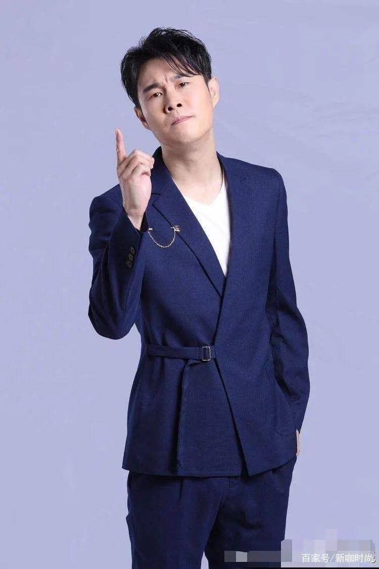 王宝强|王宝强小沈阳另类时尚：西服搭裙子，浓妆像黑眼圈，网友：跑偏了