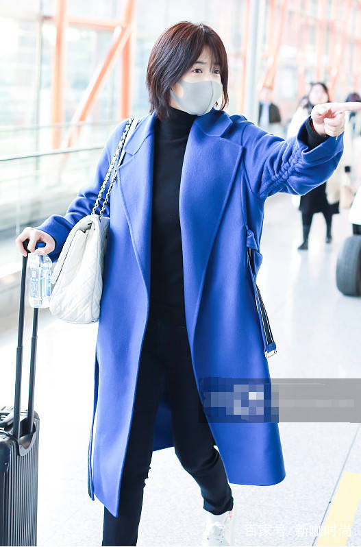 蓝色|瘦了的蒋欣撞脸谢娜？穿蓝色大衣彰显优雅气质，满满的女人味