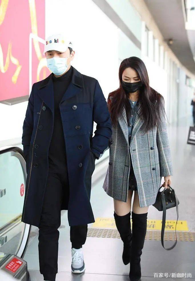 样式|52岁伊能静状态超好，格纹大衣搭长靴洋气摩登，挽手老公恩爱十足