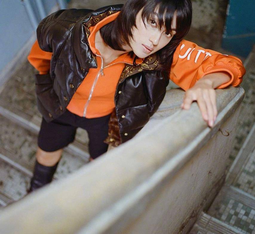 服装|“梅艳芳”扮演者最新港风大片来袭,厚嘴唇的状态,真挺有韵味的