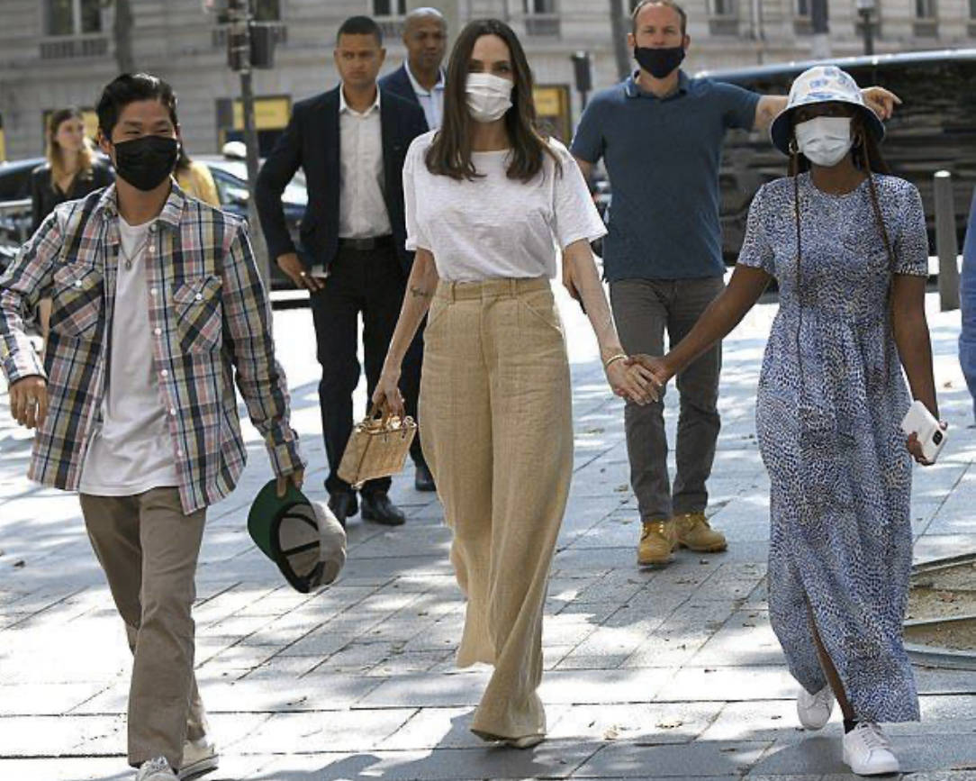 整体|朱莉带火了“棉麻系”穿搭，舒适又有高级感，30岁以上女人都适合