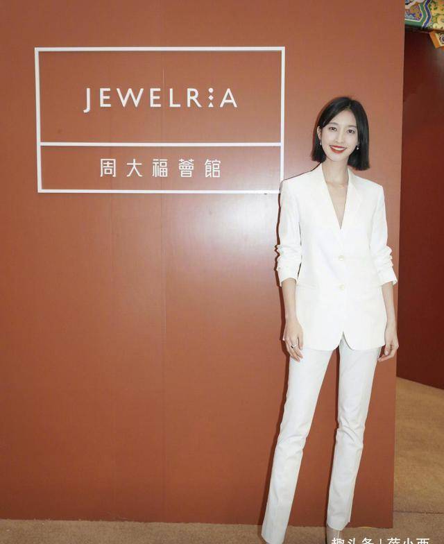 张俪|张俪有身材就“放肆”，穿吊带上衣配紧身牛仔裤，169比例惹人羡