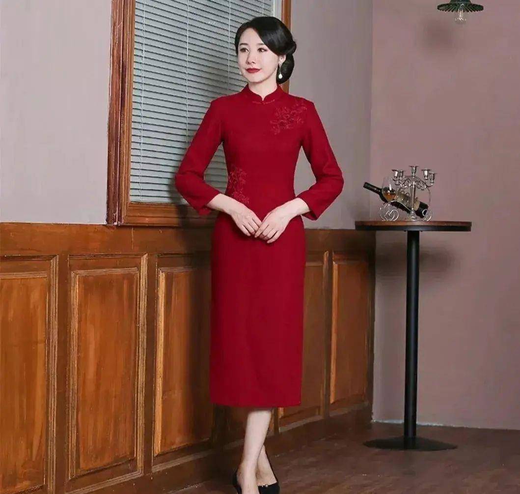 样式|徐帆眼光够到位，一袭粉色紧身旗袍加身，尽显曼妙S型曲线
