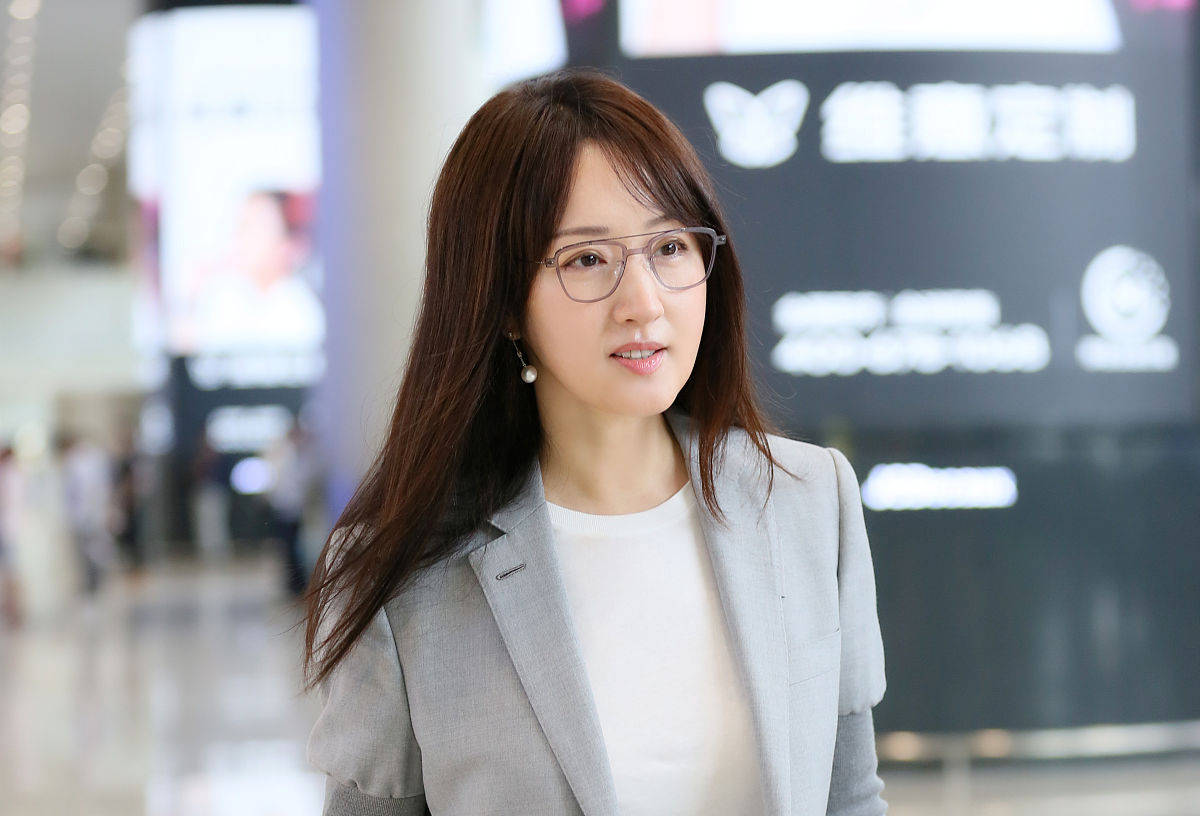 姚晨|把职业装穿得这样美，就服48岁杨钰莹了，气场不输姚晨