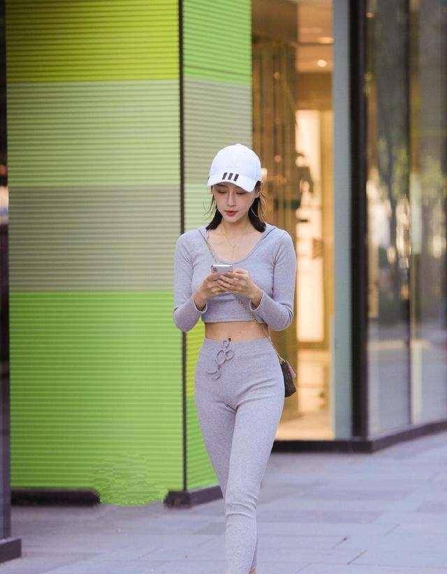 显得|黑色的紧身裤，结合一双亮色高跟鞋，依旧那么亮眼