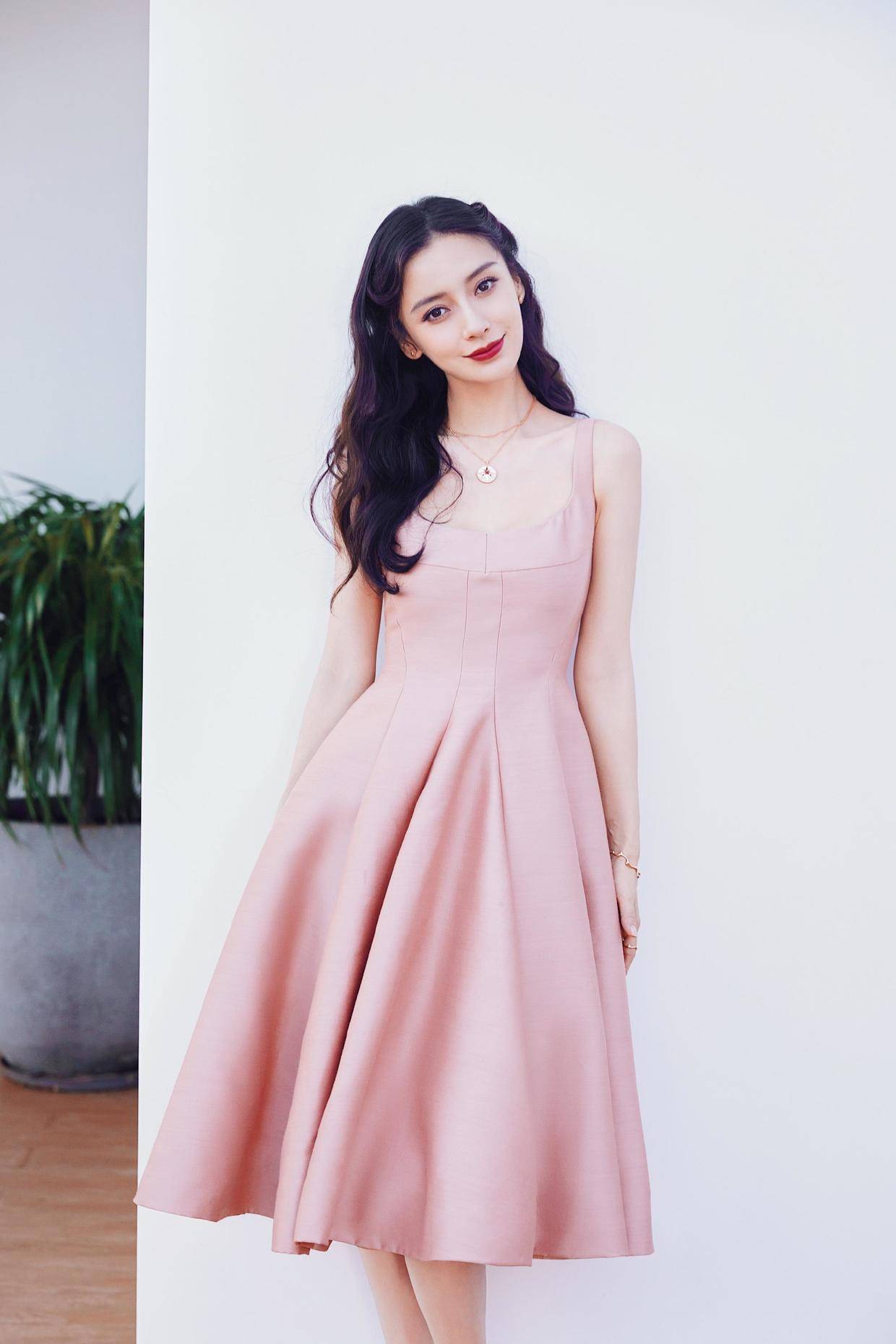 设计|Angelababy又美到我了，背心配半身裙随性低调，当妈了身材仍纤细