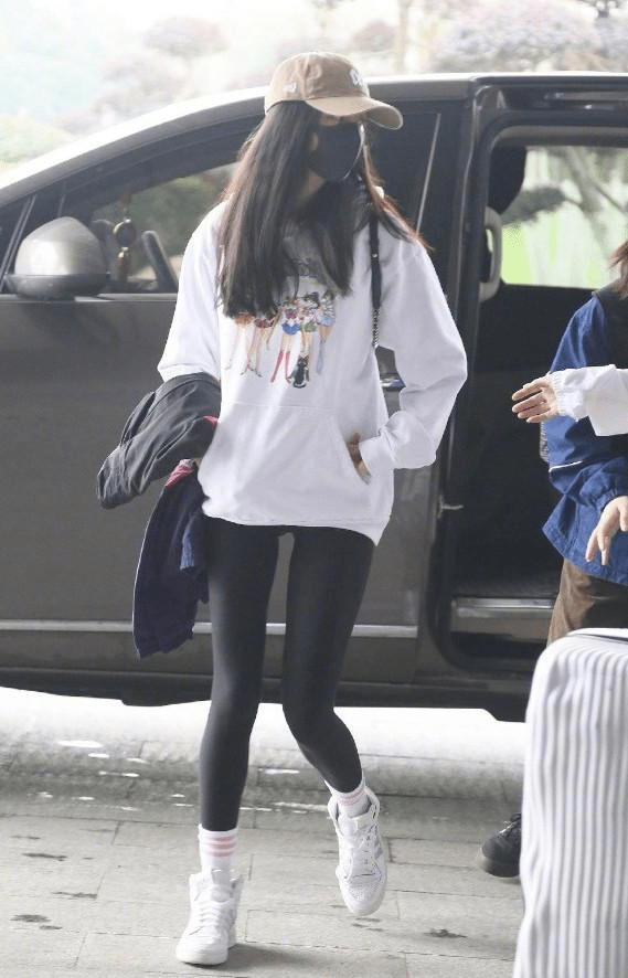 好身材|郑恺老婆产后恢复迅速，穿紧身套装走机场，显得更有女人味了！