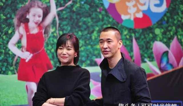 卫衣|徐静蕾携男友出活动，穿卫衣配紧身裤显胯宽大，黄立行倒是很帅气