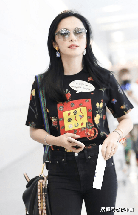 黑色|姚晨的私服穿搭才叫时髦，穿黑色印花T恤配紧身牛仔裤，简约高级