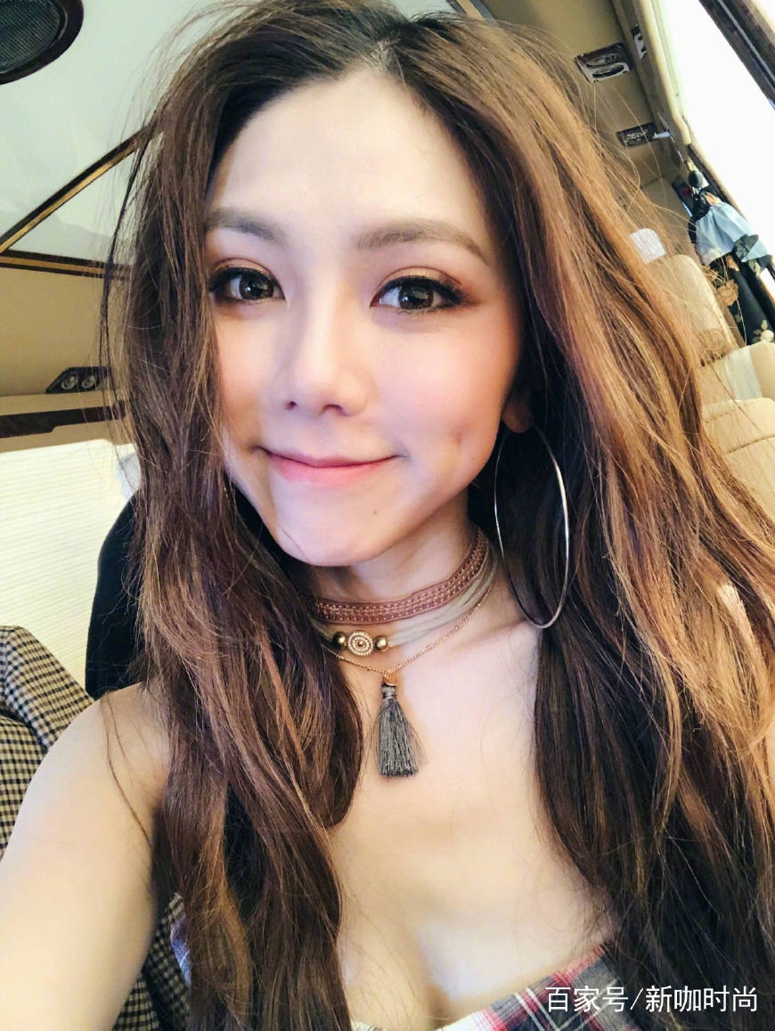 好身材|邓紫棋近照曝光，与妈妈庆祝27岁生日，母女同框似姐妹！