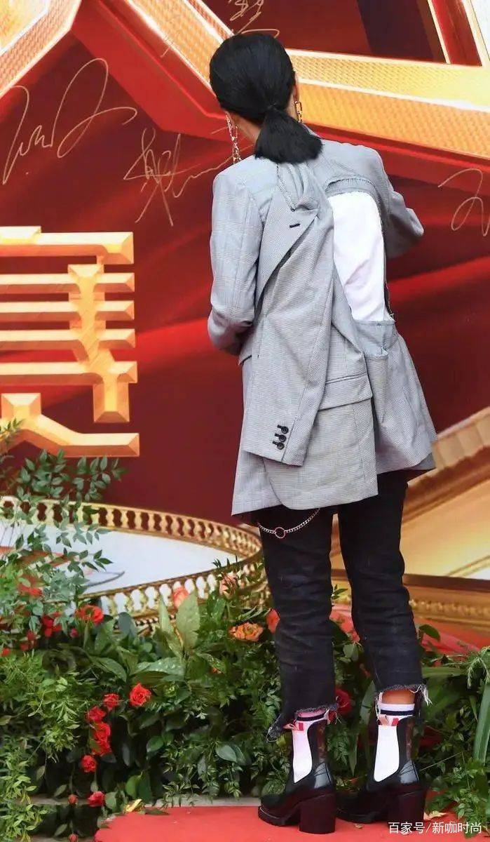 后背|那英越老越前卫，另类西服叠穿后背还“剪洞”，让人直呼看不懂