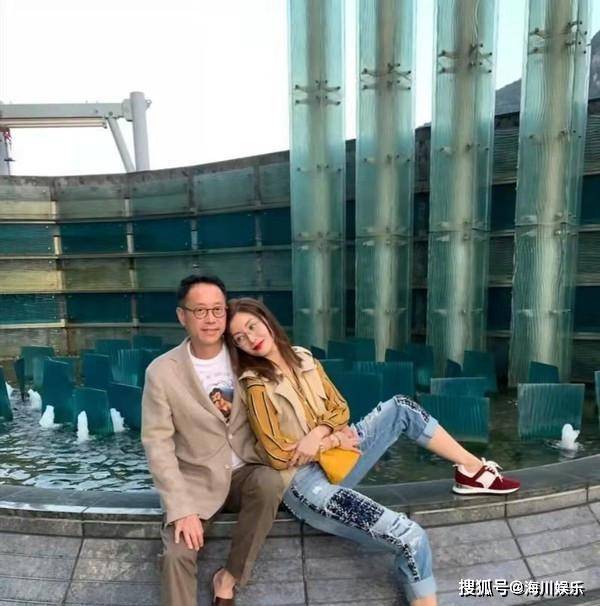 显得|李嘉欣与许晋亨同框亮相，穿裙装优雅大气，阔太派头十足，太美了