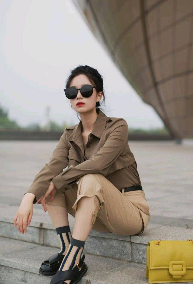 服装|极简的穿搭风格看似随意，却不经意间透露着高级，温柔又有气质