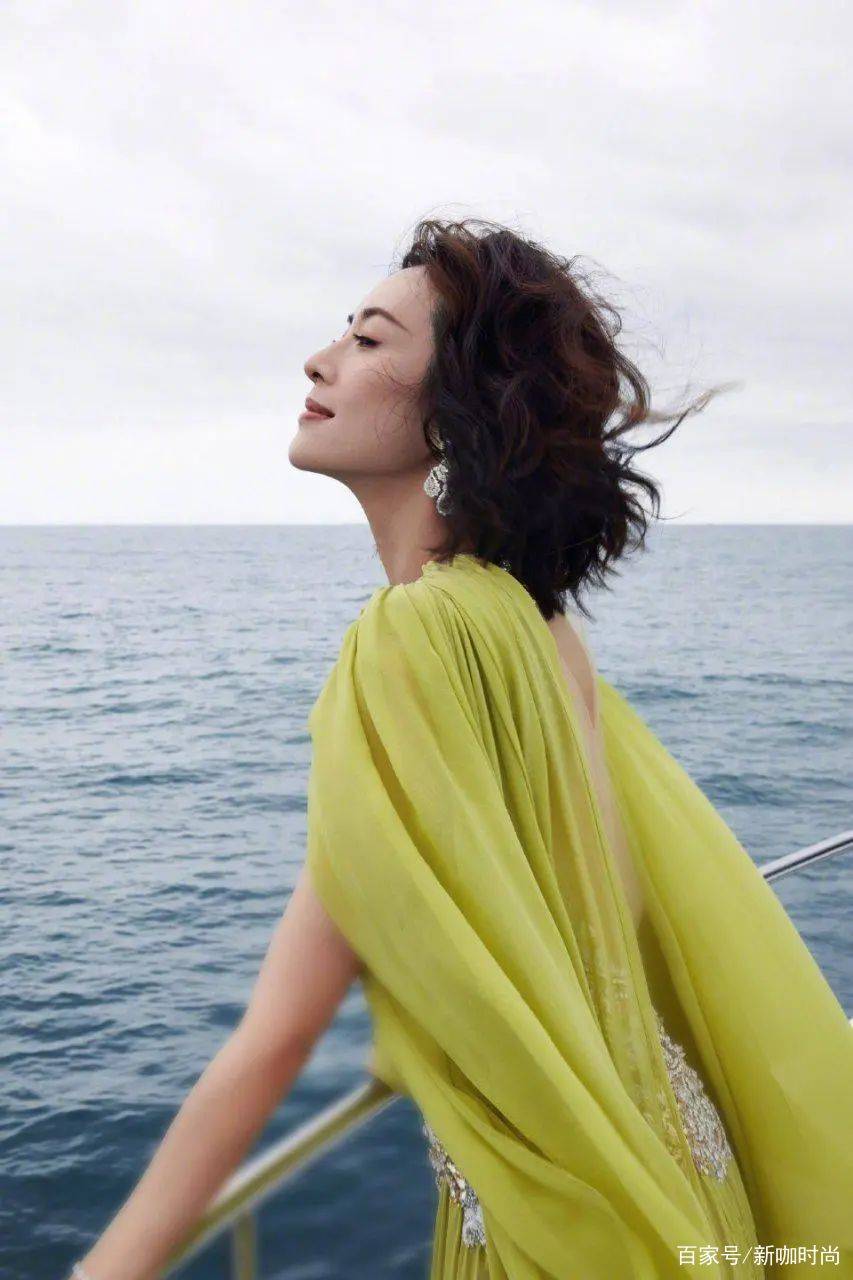 样式|这驾驭力绝了！章子怡穿“芥末绿”长裙华丽复古，女神范满分