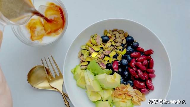 萧潇|42岁萧潇身材似少女，看了她晒的食谱，才知道自律的人多“可怕”