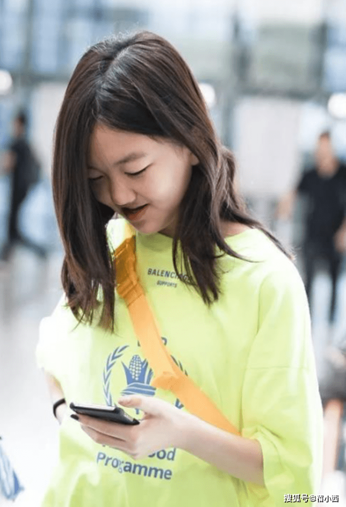 身材|王菲二女儿李嫣才15岁,就玩“下衣失踪”秀出大长腿,起点真高啊