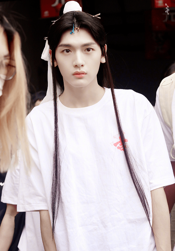 张凌赫|《吉星高照》路透被嘲，《皓衣行》被拉出来对比，服装造型很关键
