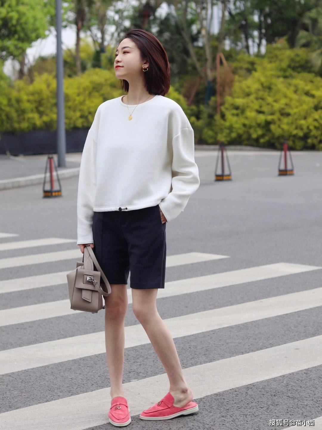 女生夏季穿搭简约实用风格 05e619c3837a46ceb506fc7841cae0f5.jpeg
