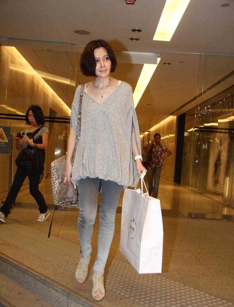 关之琳|路人镜头下的“关之琳”，宽松T配紧身裤，修长美腿不输小姑娘