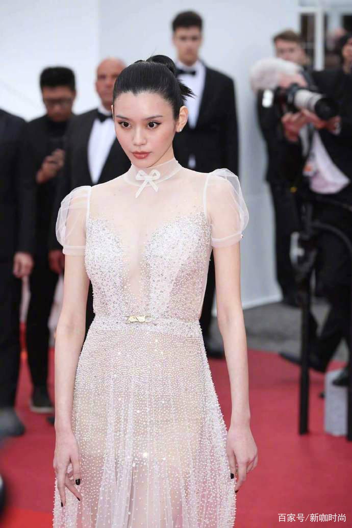 黑色|马思纯戛纳简约大气，娜扎华丽雅致，而奚梦瑶却完全撑不起来！