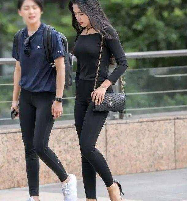 高跟鞋|白色紧身打底裤搭配打底裤，日常却新鲜，适合多个各个年龄阶段