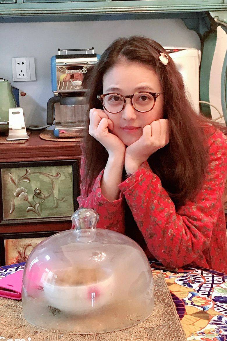 漂亮|周海媚是会装嫩，可气质的确优雅，就算老了纯天然的脸也漂亮！