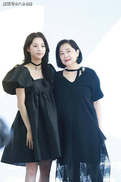 美眉|欧阳娜娜与妈妈同穿黑裙比美，一个娇俏一个稳重，养眼又时髦