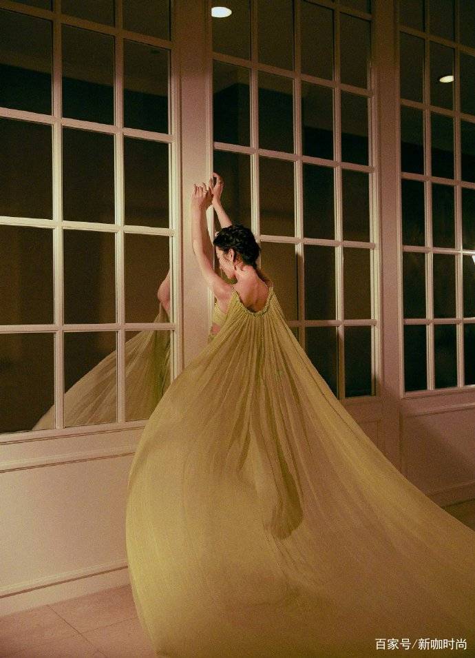 麻袋|周夏雨衣品滑落？白色工装服穿成麻袋装，太瘦的烦恼