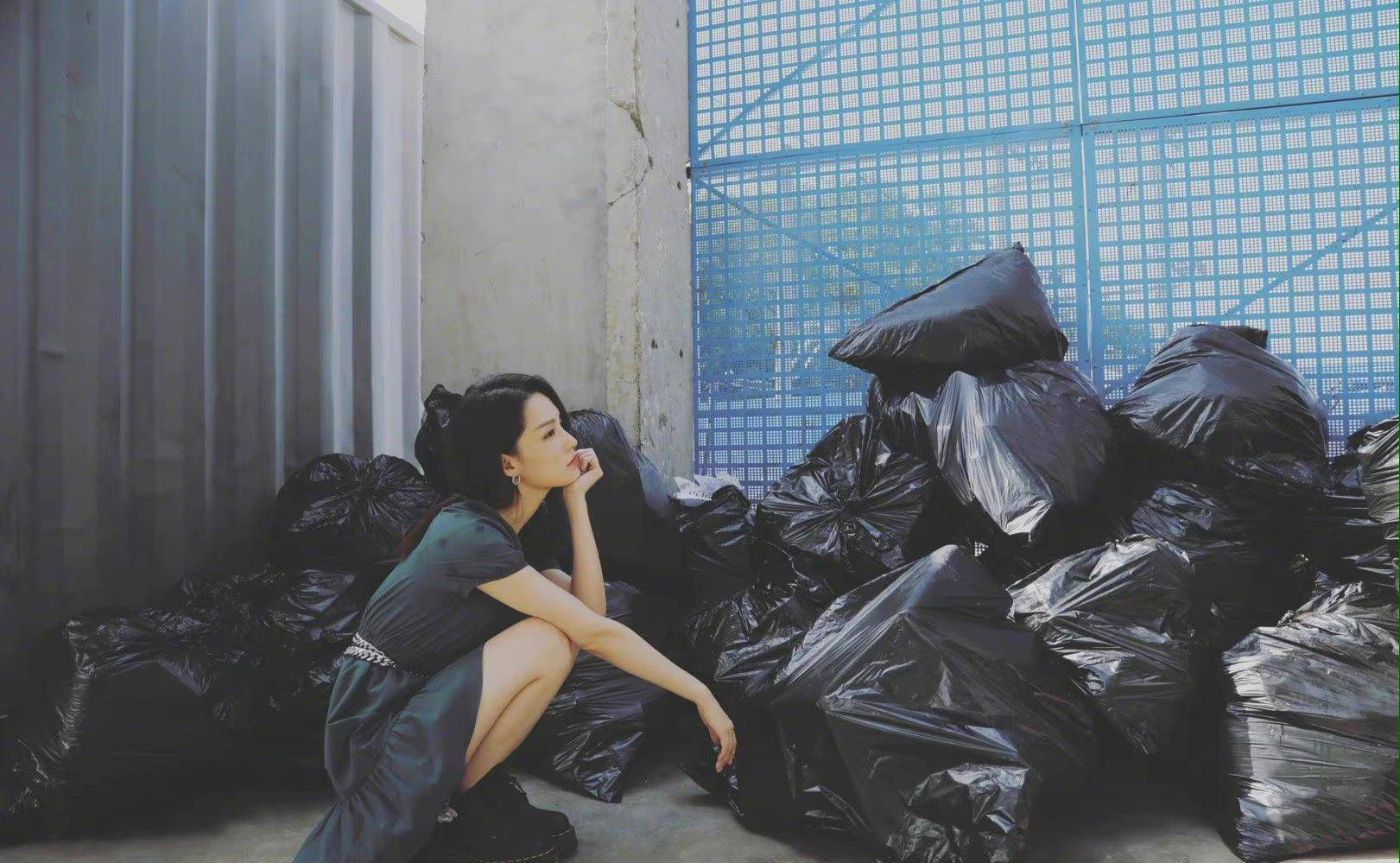 轮廓|李沁垃圾堆旁拍写真，黑色连衣裙轮廓精致，穿出女团风