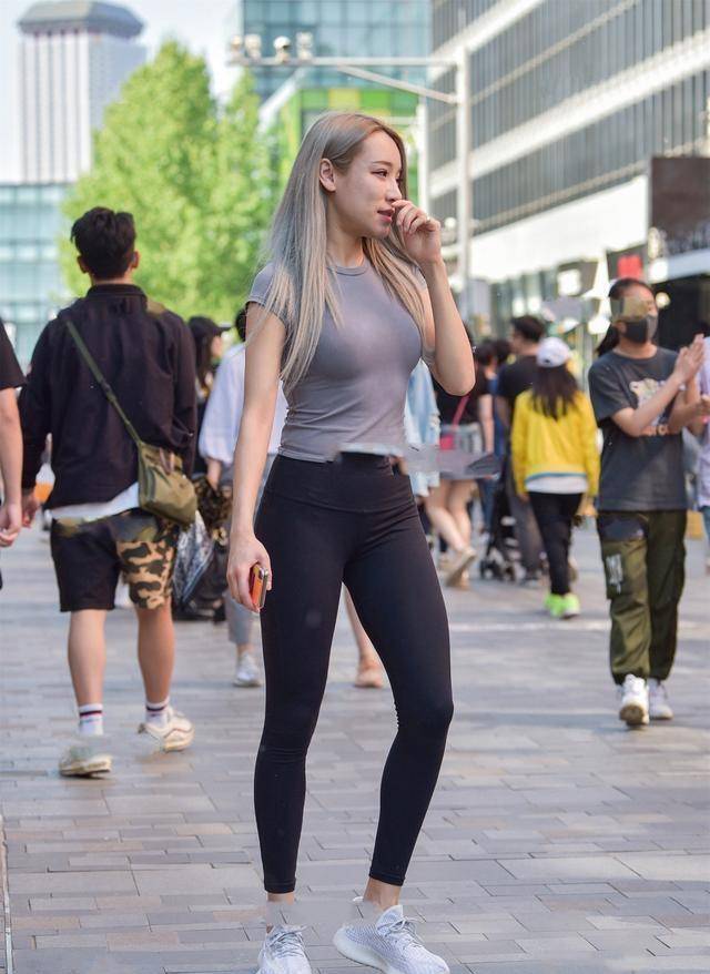 显得|灰色紧身短袖搭配修身打底裤，长度适中，会更加的显腿长