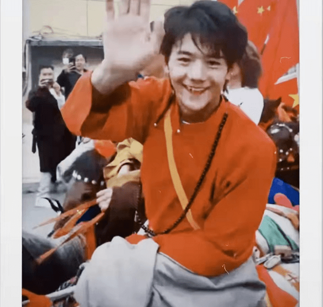 民族|丁真骑白马上街超有排面!穿藏袍举国旗意气风发,笑容好有感染力