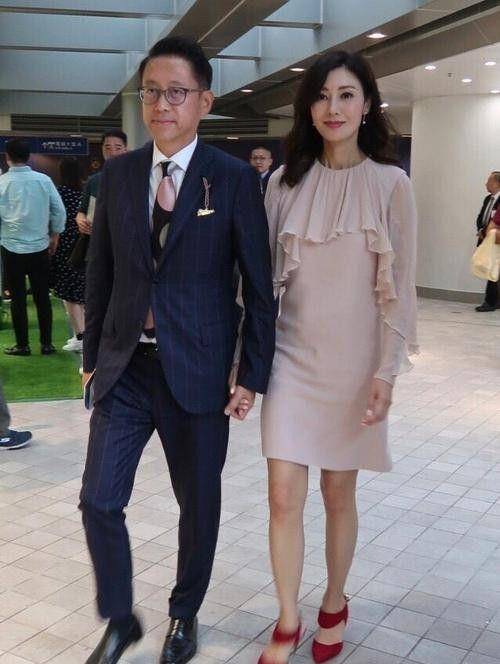 李嘉欣|李嘉欣穿衣失败！运动裤搭配粉色外套，再高级的衣服都拉low了