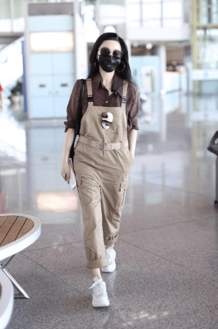 衬衣|范冰冰穿衬衫配背带裤亮相,出门就是焦点,生图根本不用P