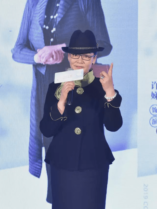 黑色|潘虹许娣五姐妹真是大妈典范,穿妈妈装配丝巾拍照,不俗反而优雅