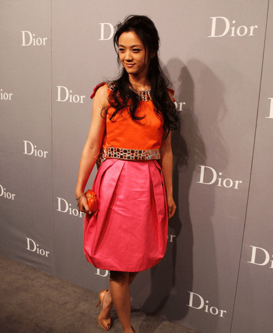 身材|汤唯穿着睡裙仍然不拘束,光溜的面料,感觉还挺显身材的,太瘦了