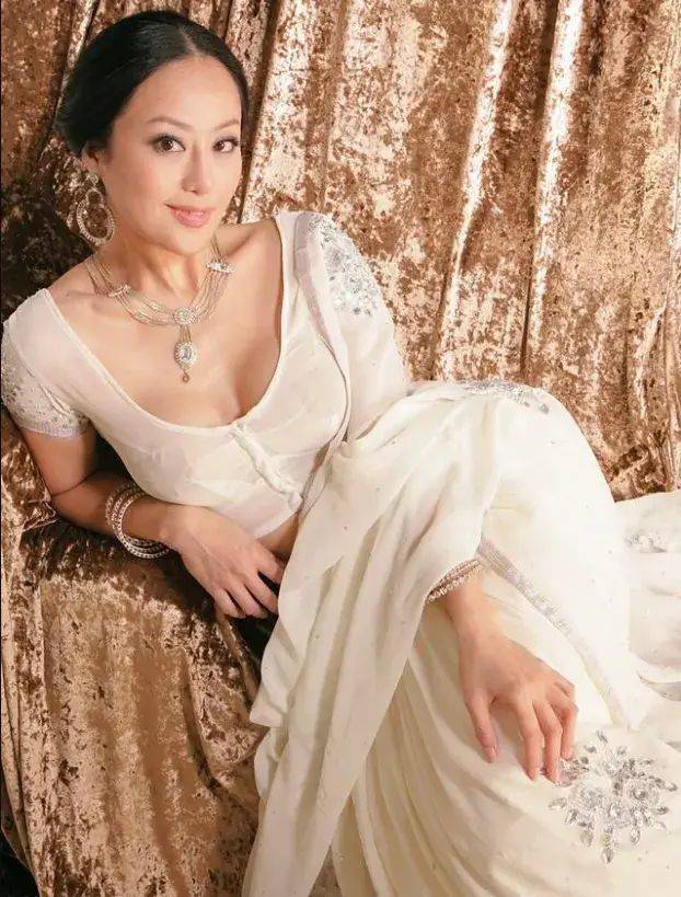 漂亮|章小蕙才是真名媛，穿白裙媚而不俗，发福的身材反而有女人味！