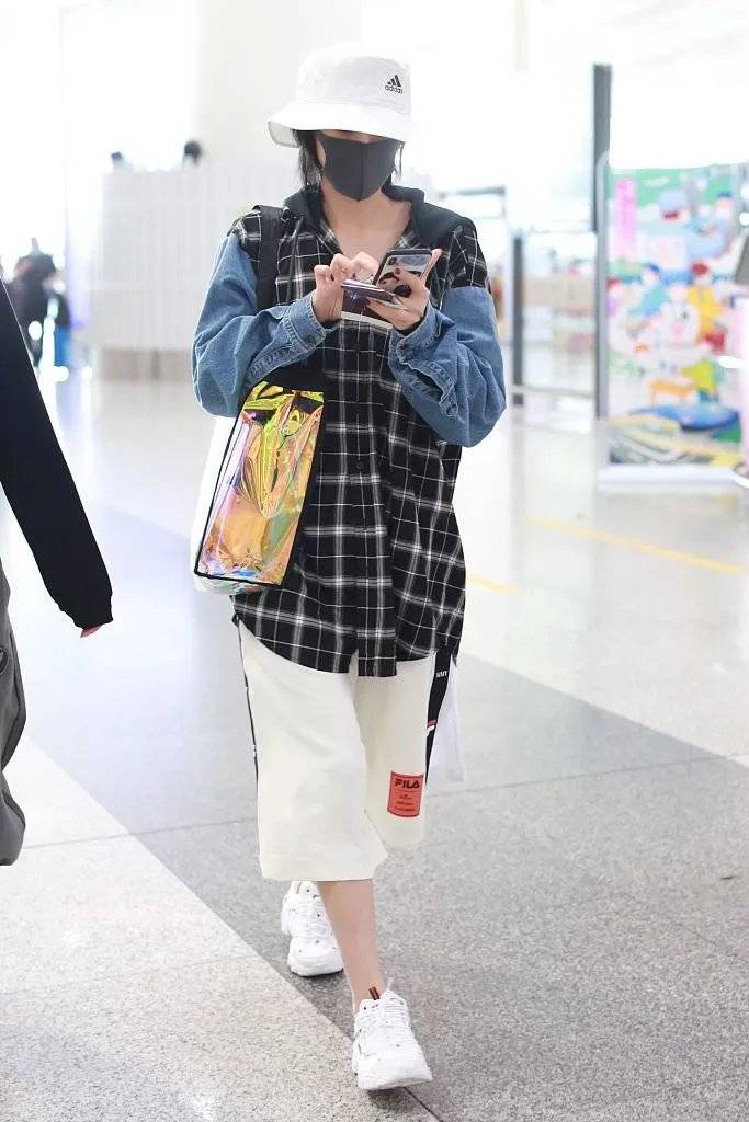 服装|张馨予穿拼接外套走机场!短发配渔夫帽,九分裤腰上别两条白毛巾