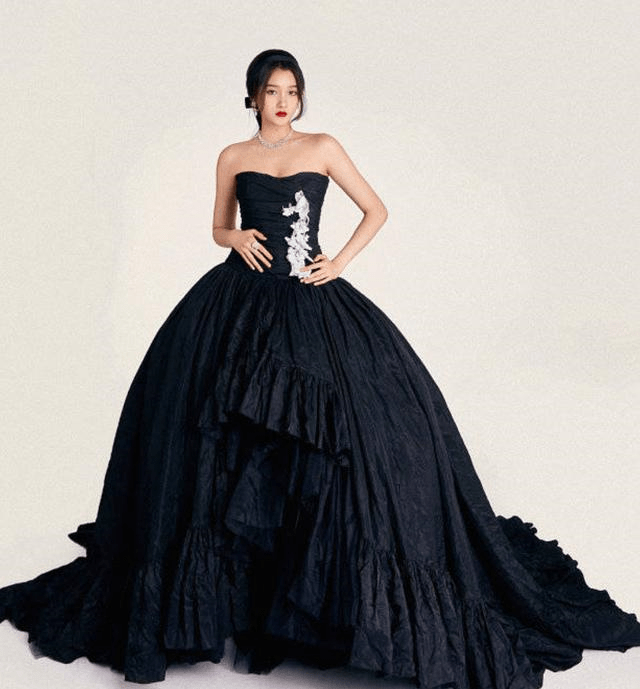 一身|新晋“金牌剑客”孙一文，穿一身龙纹长裙优雅大气，好身材太吸睛