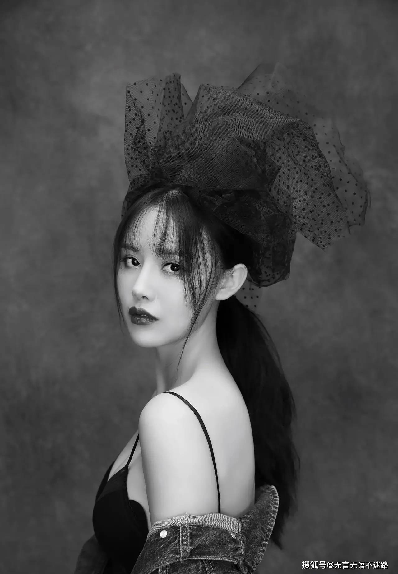 演员高溜,黑色复古造型,惊艳动人