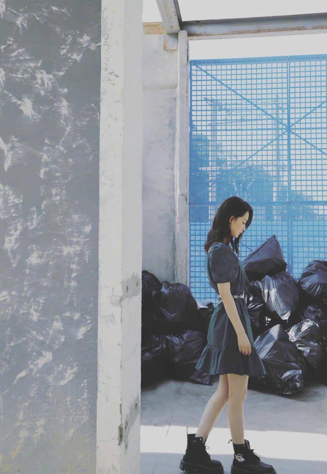 轮廓|李沁垃圾堆旁拍写真，黑色连衣裙轮廓精致，穿出女团风