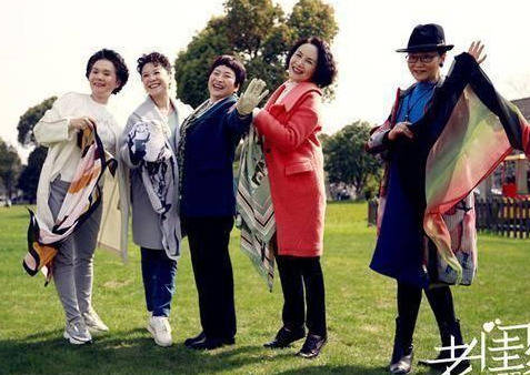 黑色|潘虹许娣五姐妹真是大妈典范,穿妈妈装配丝巾拍照,不俗反而优雅