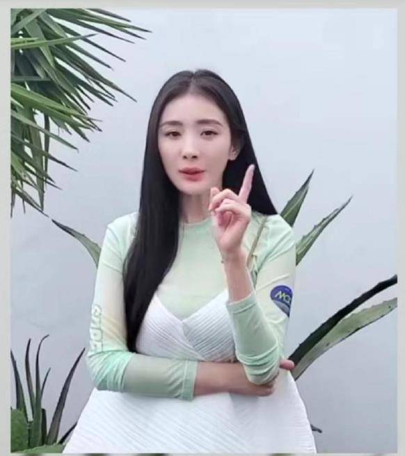 身材|杨幂的白色吊带裙太特别了，不规则设计穿出清爽随性，服了