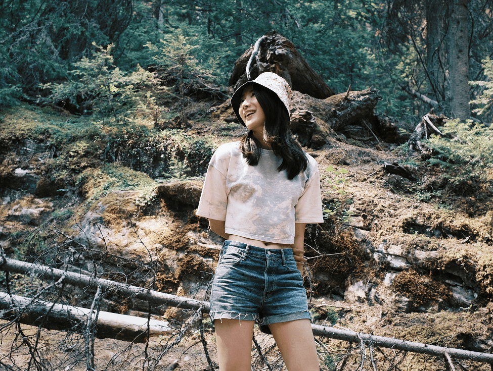 陈赫|陈赫前妻不愧是模特,短上衣配牛仔裤就穿成风景,远看还似小姑娘