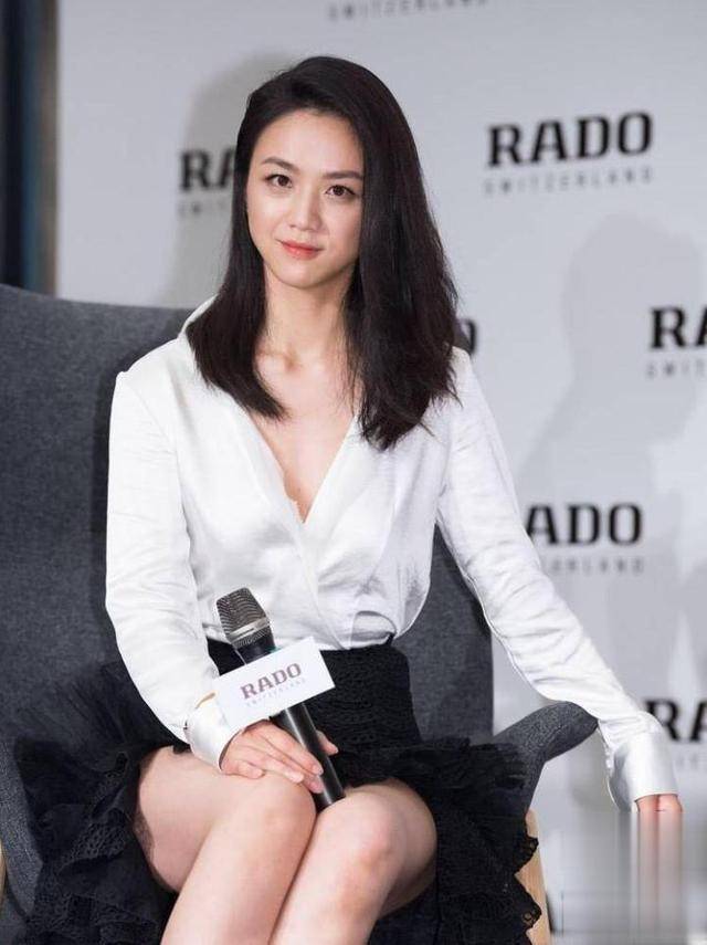 身材|汤唯穿着睡裙仍然不拘束,光溜的面料,感觉还挺显身材的,太瘦了