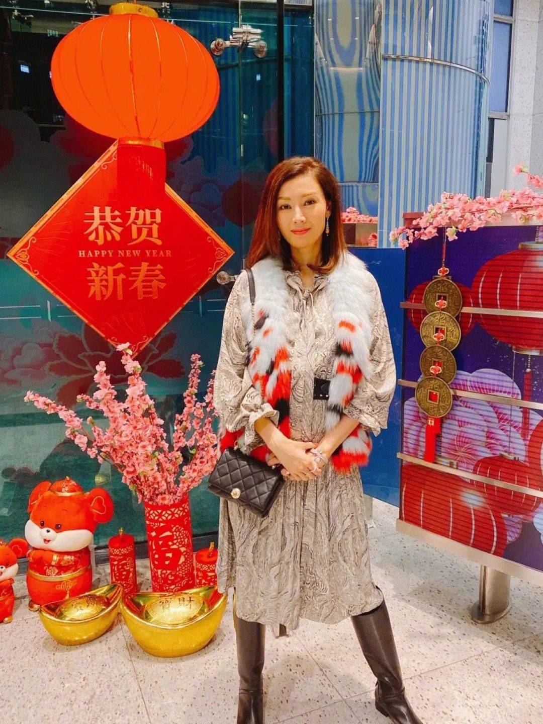 样子|李嘉欣老了回归简单？休闲裤搭配围巾颈纹都盖不住，也敢现身了